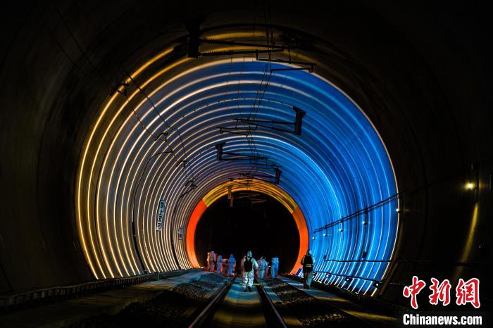 圖為中老鐵路友誼隧道中國境內(nèi)的職工正在進(jìn)行維護(hù)工作。　吳猛 攝