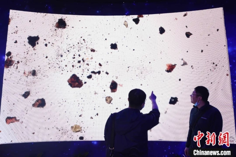 2021年，南京“中國航天日”活動展示通過顯微鏡觀察到的的月球樣品。<a target='_blank' href='/'>中新社</a>記者 泱波 攝