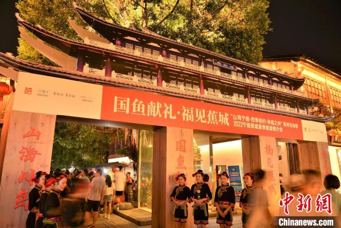 推介會吸引游客駐足觀看?！埍?攝