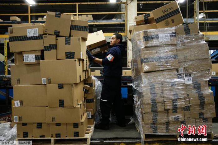 資料圖：美國聯(lián)邦快遞員工整理快遞包裹。