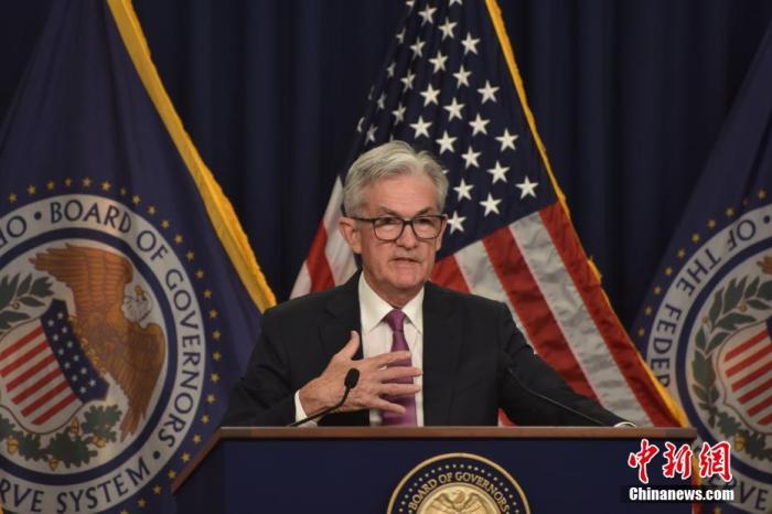 當(dāng)?shù)貢r(shí)間7月27日，美聯(lián)儲(chǔ)主席鮑威爾出席記者會(huì)。<a target='_blank' href='/'>中新社</a>記者 沙晗汀 攝