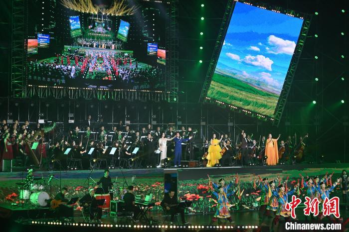 圖為第十九屆中國·內(nèi)蒙古草原文化節(jié)開幕式現(xiàn)場?！⑽娜A 攝