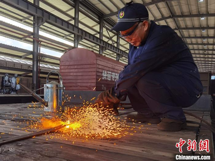 鐵路貨車檢修庫(kù)里的“火槍手”：不懼“烤”驗(yàn)！