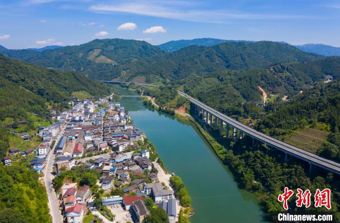 圖為無人機(jī)航拍的瓢里鎮(zhèn)?！『卫?攝