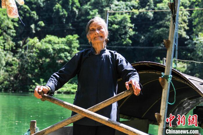 圖為唐二妹劃著雙槳，在潯江打漁?！钭谑?攝