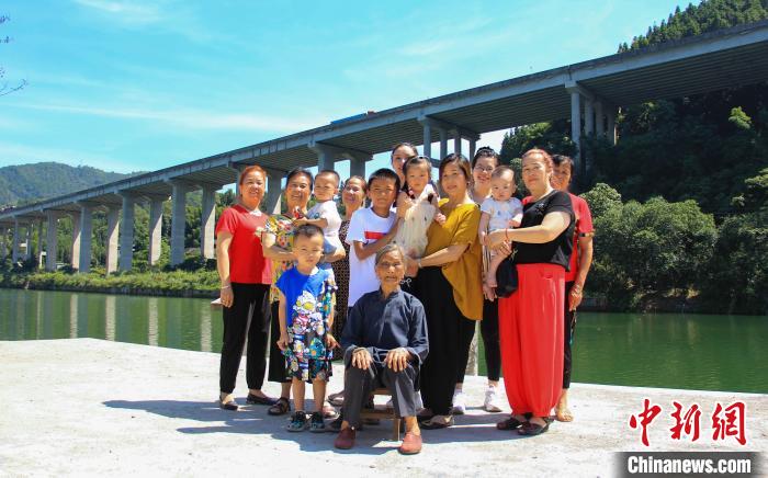 圖為唐二妹與部分家人在潯江邊合影?！钭谑?攝