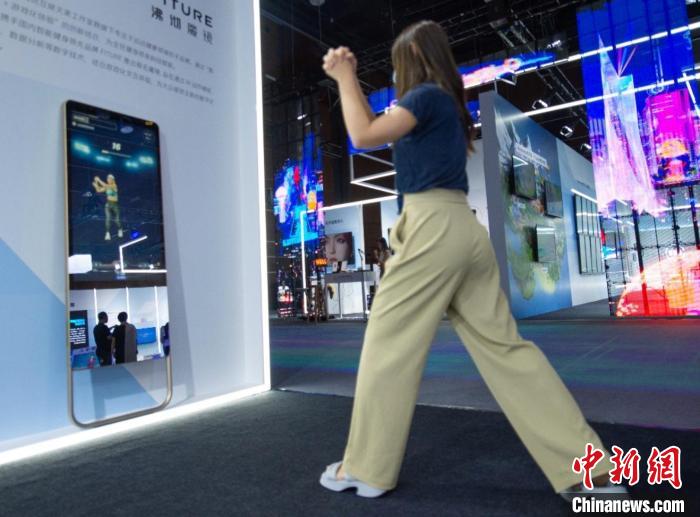 AI智能黑科技指導(dǎo)參觀者開展健身運(yùn)動(dòng)。　大會(huì)組委會(huì)供圖