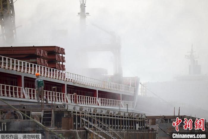 2022年7月29日，一艘土耳其貨船在烏克蘭敖德薩地區(qū)的港口裝載谷物。