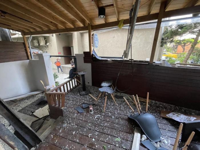 臺中一家肉羹小吃店29日上午發(fā)生瓦斯氣爆，店內(nèi)玻璃與家具四散。圖片來源：臺灣“中央社” 臺中市消防局提供