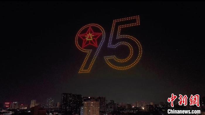 征兵宣傳無人機(jī)主題表演?！≌闹菔型艘圮娙耸聞?wù)局供圖