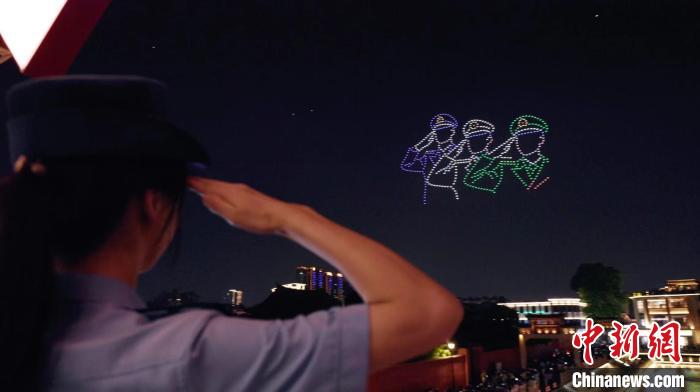 征兵宣傳無人機(jī)主題表演。　漳州市退役軍人事務(wù)局供圖