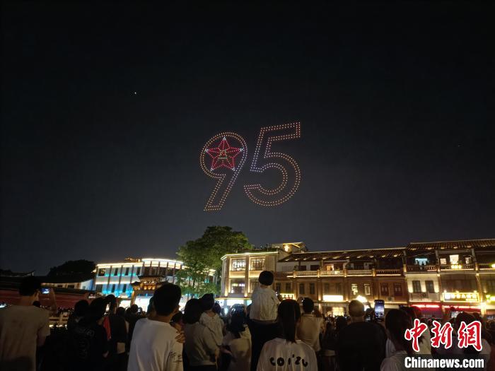 不少民眾到現(xiàn)場觀看無人機(jī)主題表演?！≌闹菔型艘圮娙耸聞?wù)局供圖