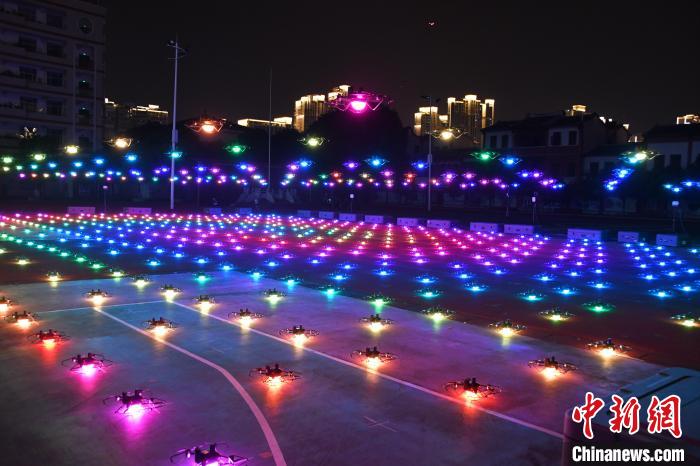 600架無人機(jī)點(diǎn)亮千年漳州古城?！≌闹菔型艘圮娙耸聞?wù)局供圖