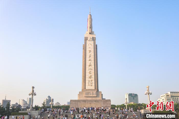 圖為不少市民在觀看完升旗儀式后在八一南昌起義紀(jì)念塔周圍參觀游覽。　劉力鑫　攝