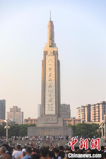 圖為不少市民在觀看完升旗儀式后在八一南昌起義紀(jì)念塔周圍參觀游覽?！⒘巍z
