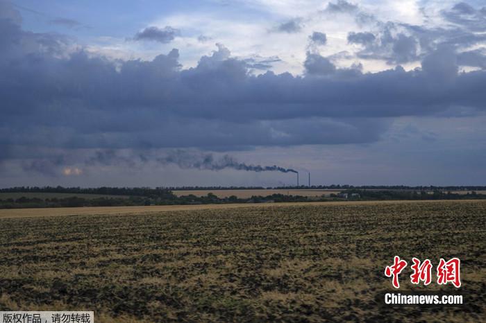 2022年7月22日，烏克蘭東部頓涅茨克地區(qū)，發(fā)電廠背景下的農(nóng)田。