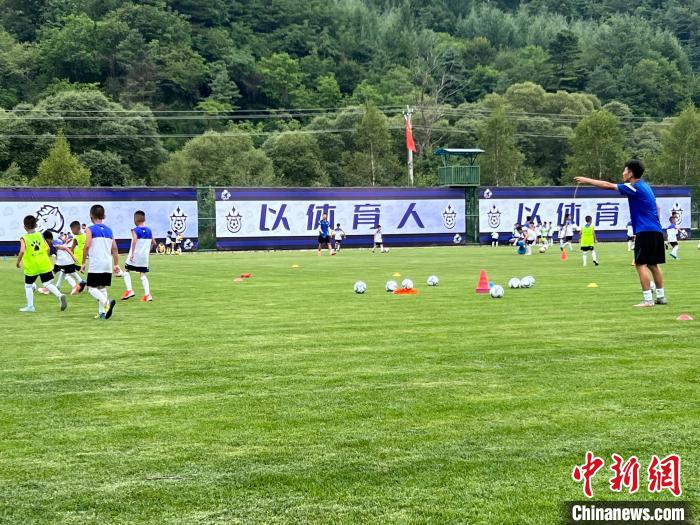 圖為正在進行訓練的學生和教練?！±钜画[ 攝