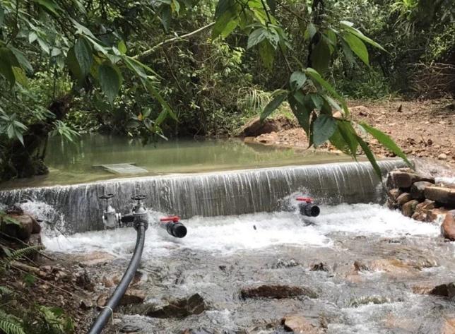 新北山區(qū)高地仍有不少住戶沒(méi)自來(lái)水，只能透過(guò)取水口等簡(jiǎn)易自來(lái)水設(shè)施取水。圖片來(lái)源：臺(tái)灣《聯(lián)合報(bào)》(新北水利局提供)