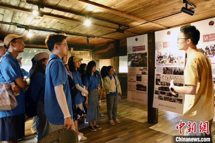 “寶英厝”里，清華大學鄉(xiāng)村振興工作站的工作人員為華中師范大學暑期實踐隊上課?！∈Y祖德 攝