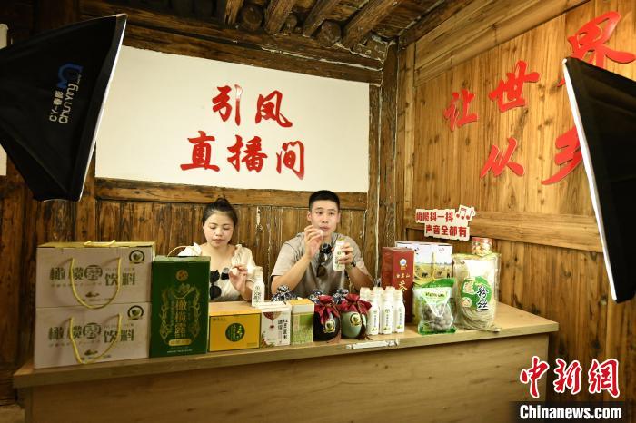 福建農林大學學生直播推介閩清農產品?！∈Y祖德 攝