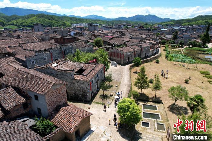 游客在和平古鎮(zhèn)游玩?！⊥鯑|明 攝