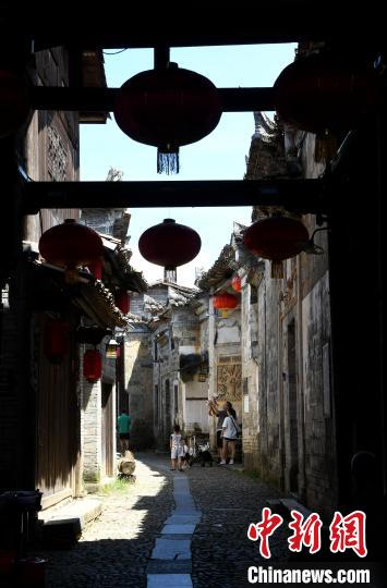 游客參觀和平古鎮(zhèn)老建筑?！⊥鯑|明 攝