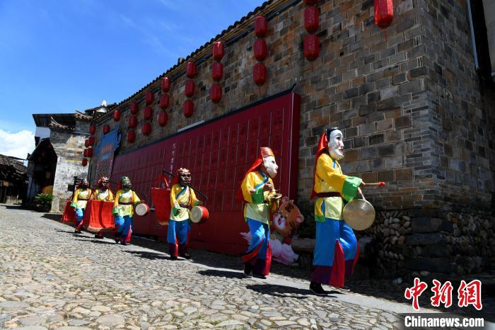 當(dāng)?shù)卮迕襁M(jìn)行古老的儺舞表演?！⊥鯑|明 攝