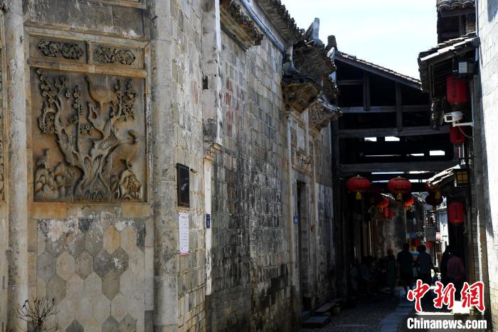 和平古鎮(zhèn)里的老建筑極具特色?！⊥鯑|明 攝