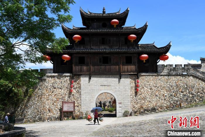 古鎮(zhèn)南門譙樓?！⊥鯑|明 攝