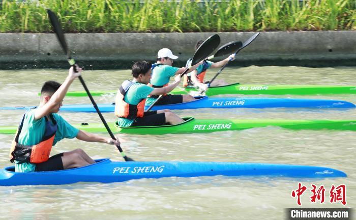 皮劃艇運(yùn)動受市民青睞?！珡┛?攝
