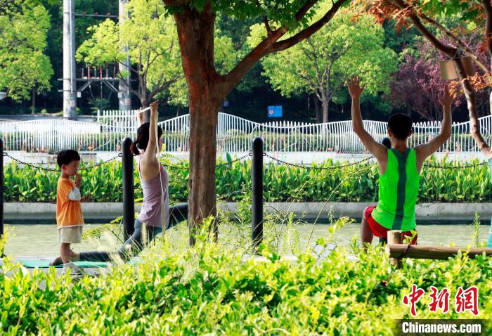 市民在蘇州河畔做瑜伽?！珡┛?攝