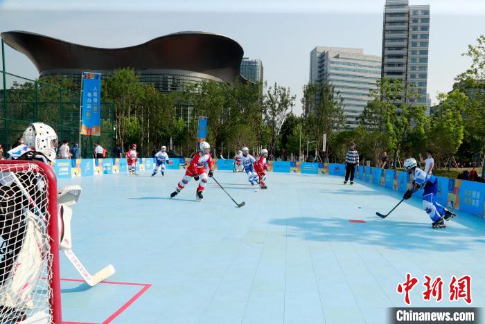 小朋友在練習(xí)輪滑冰球?！珡┛?攝