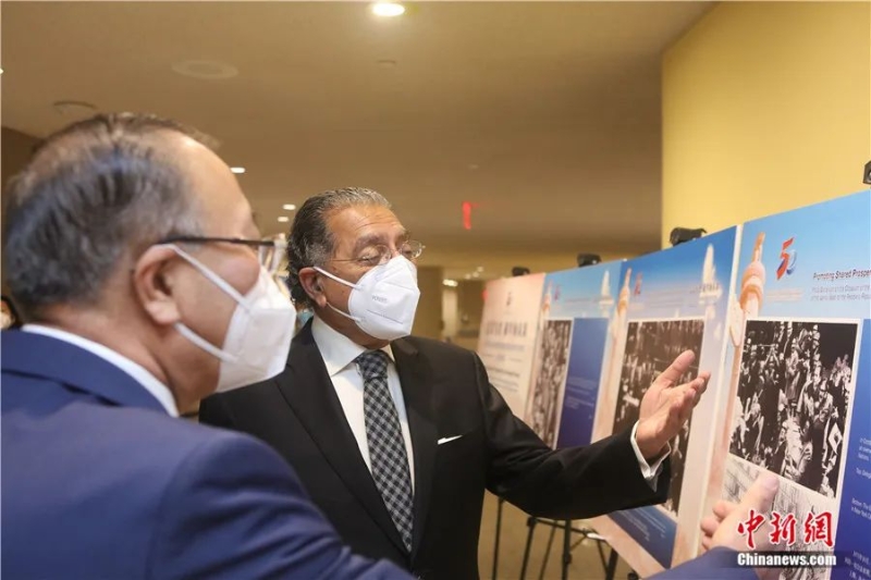 在紀(jì)念中華人民共和國恢復(fù)聯(lián)合國合法席位50周年主題展覽上，巴基斯坦常駐聯(lián)合國代表阿克拉姆指著一張第26屆聯(lián)合國大會通過第2758號決議后，代表們熱烈鼓掌的照片說，自己當(dāng)時就在現(xiàn)場。<a target='_blank' href='/'>中新社</a>記者 馬德林 攝