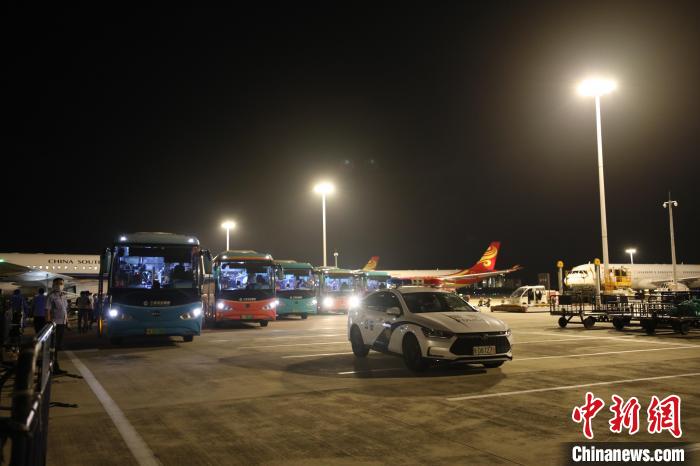 援助力量抵達(dá)三亞?！￡愯?攝