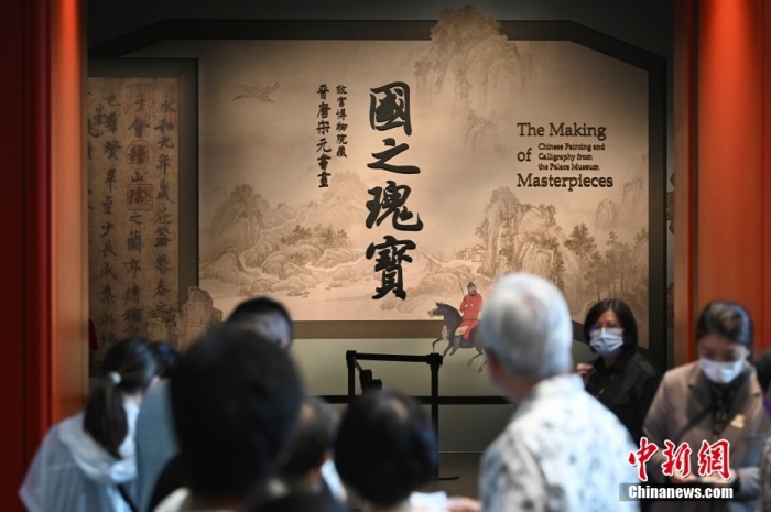 8月5日上午，香港市民到香港故宮文化博物館的展廳參觀特別展覽?！皣?guó)之瑰寶：故宮博物院藏晉唐宋元書畫”展覽展出第二期、共15件國(guó)寶級(jí)古代書畫名品，包括家喻戶曉的千古名作《洛神賦圖》、《行書摹蘭亭序帖》、《水圖》等。圖為市民入場(chǎng)參觀。 <a target='_blank' href='/'>中新社</a>記者 李志華 攝