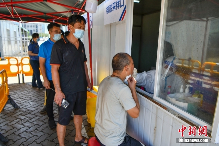 圖為在?？谛潞８鄞a頭，離島貨車司機(jī)進(jìn)行核酸采樣。 <a target='_blank' href='/'>中新社</a>記者 駱云飛 攝