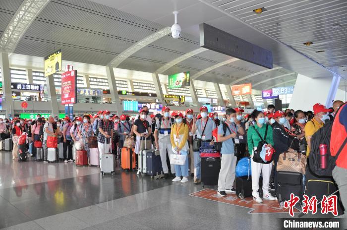資料圖：乘坐首趟暑期進(jìn)藏旅游專列的旅客等待進(jìn)站。才仁加 攝 圖文無(wú)關(guān)
