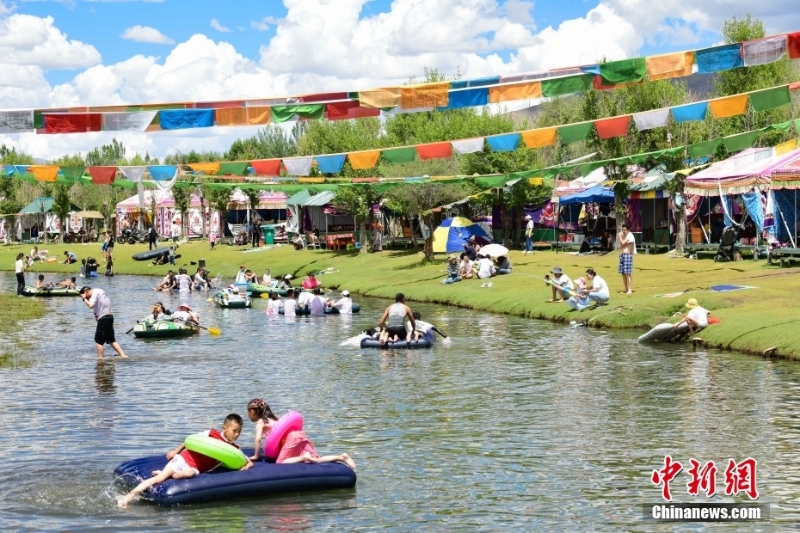 資料圖：拉薩市民在拉薩市達(dá)孜區(qū)章多鄉(xiāng)恰村的章多網(wǎng)紅林卡“過林卡”。 <a target='_blank' href='/'>中新社</a>記者 貢嘎來(lái)松 攝 圖文無(wú)關(guān) 