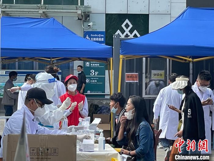 圖為西藏自治區(qū)人民醫(yī)院醫(yī)生正進(jìn)行核酸檢測(cè)。　趙朗 攝