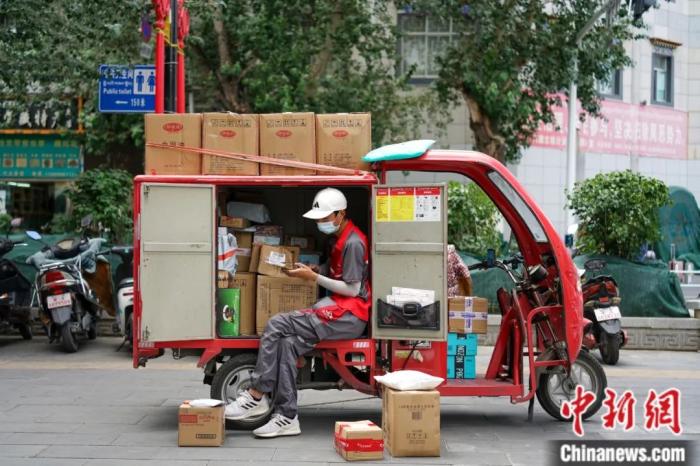 8月9日，拉薩宇拓路一快遞小哥正在派件。記者 江飛波 攝