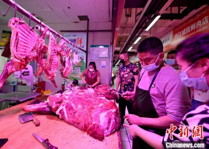 拉薩市民在農(nóng)貿(mào)市場內(nèi)選購肉類。記者 李林 攝