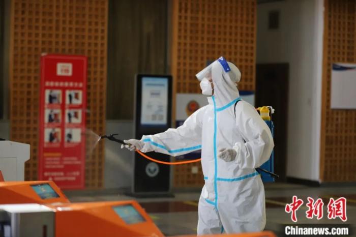 8月9日，拉薩火車站工作人員正在候車室內(nèi)噴灑消毒液。<a target='_blank' href='/'>中新社</a>發(fā) 李海星 攝