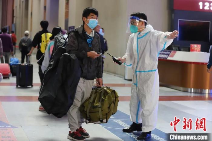 8月9日，拉薩火車站工作人員引導旅客進站。<a target='_blank' href='/'>中新社</a>發(fā) 李海星 攝