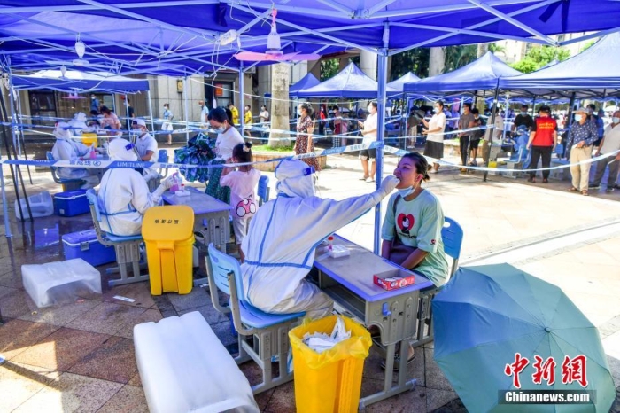 圖為?？谑协偵絽^(qū)濱江街道核酸檢測(cè)現(xiàn)場(chǎng)。 <a target='_blank' href='/'>中新社</a>記者 駱云飛 攝
