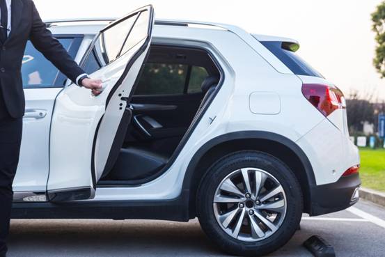 攝圖網(wǎng)_500716665_專車司機開車門特寫(企業(yè)商用)