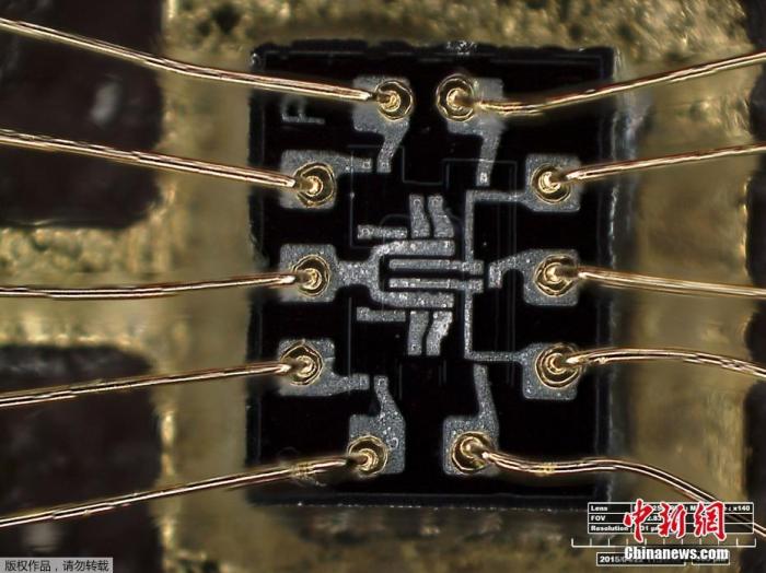 資料圖：美國(guó)史密森尼國(guó)家航空航天博物館公布了一組照片，展示了有關(guān)阿波羅任務(wù)的相關(guān)圖片。圖為用于阿波羅的硅芯片內(nèi)部的雙、三元素或非門的微觀結(jié)構(gòu)的照片。