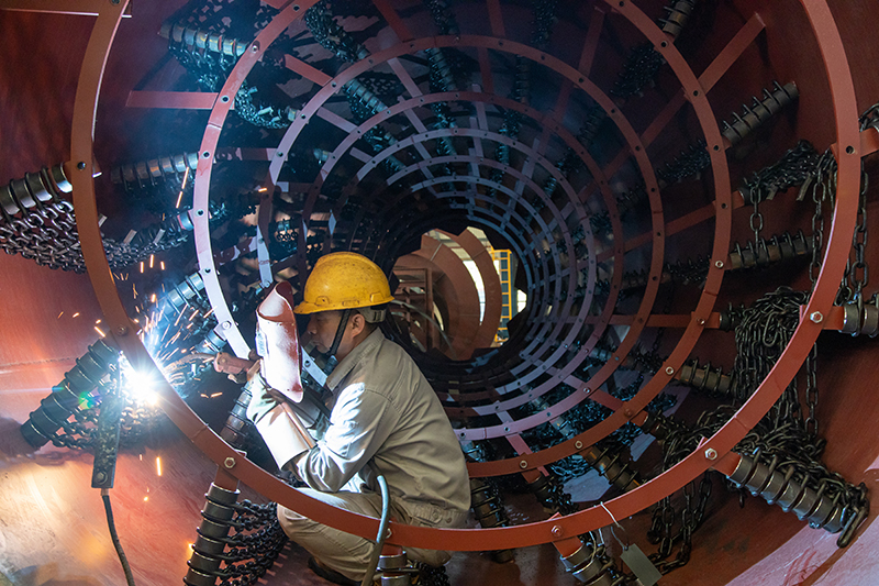 福建省泉州市洛江區(qū)一家機(jī)械制造企業(yè)，工人焊接機(jī)械產(chǎn)品。（圖源：新華社）