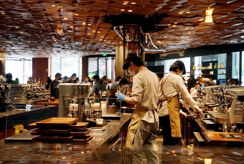 6月3日，上海烘焙工坊的咖啡師在制作咖啡。（圖源：新華社）