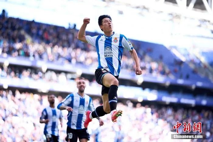 北京時間4月10日，西甲第31輪西班牙人主場迎戰(zhàn)塞爾塔。第89分鐘，武磊禁區(qū)內(nèi)得球大力抽射完成絕殺。這也成了武磊留洋生涯中，最后一個西甲進球。圖片來源：視覺中國