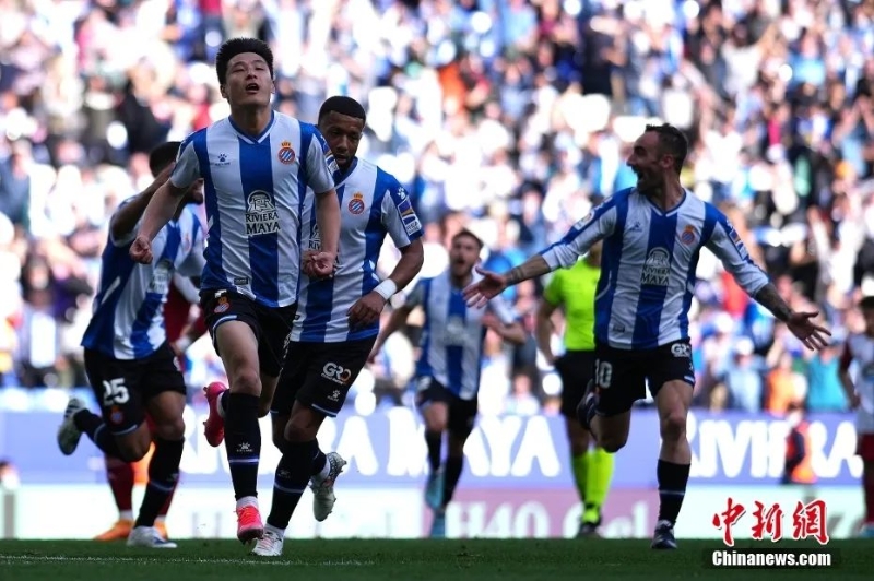 武磊與隊友慶祝進球。圖片來源：視覺中國。